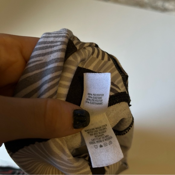 🩷AERIE HIGH WAISTED BLACK WHITE PATTERNED LEGGINGS CUT OUT 7/8 SIZE SMALL - Picture 8 of 10